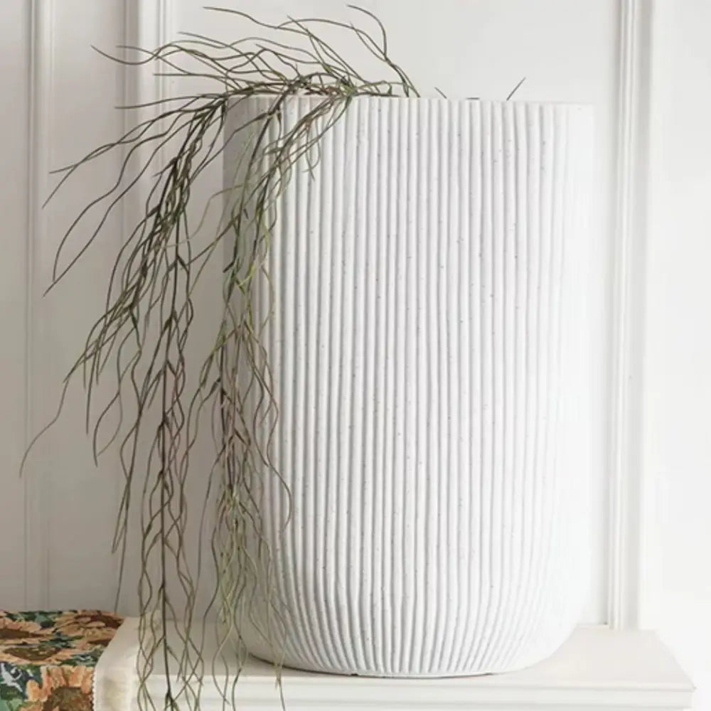 Pot de fleur blanc intérieur