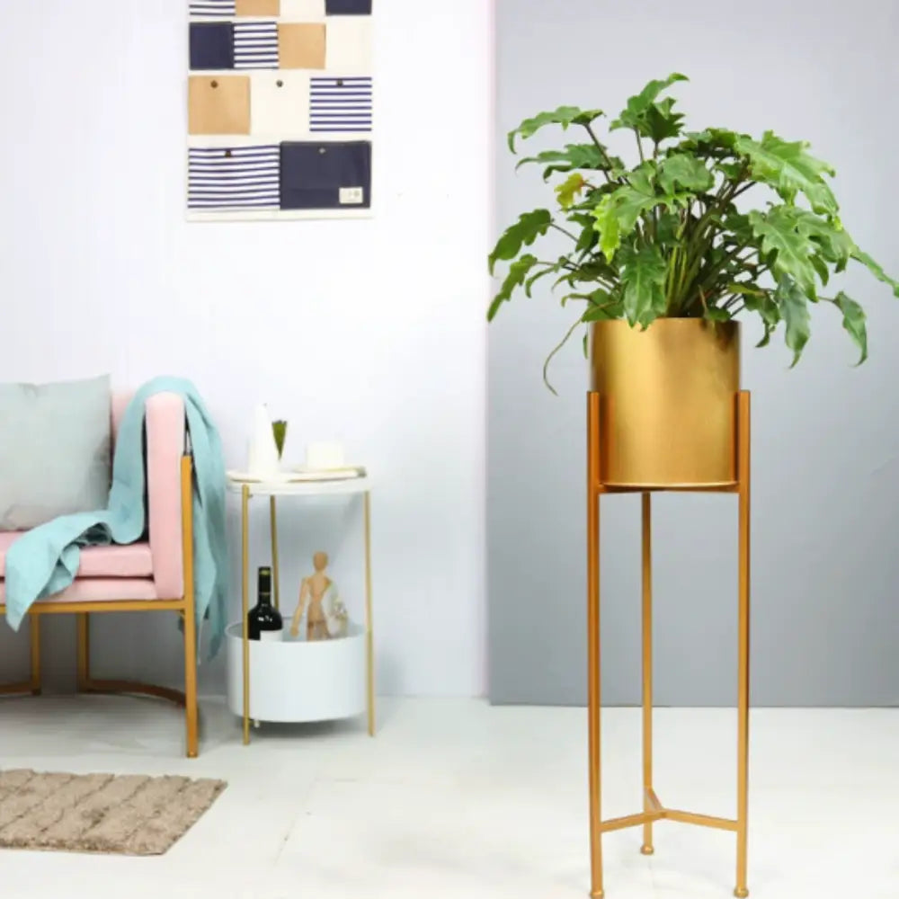 Pot de fleur doré sur pied