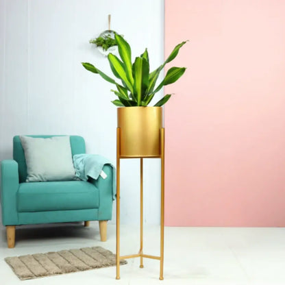 Pot de fleur doré sur pied