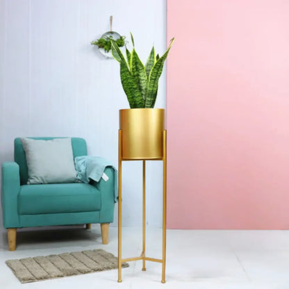 Pot de fleur doré sur pied