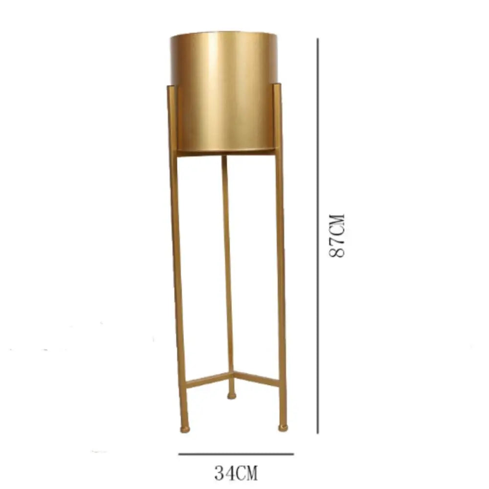 Pot de fleur doré sur pied