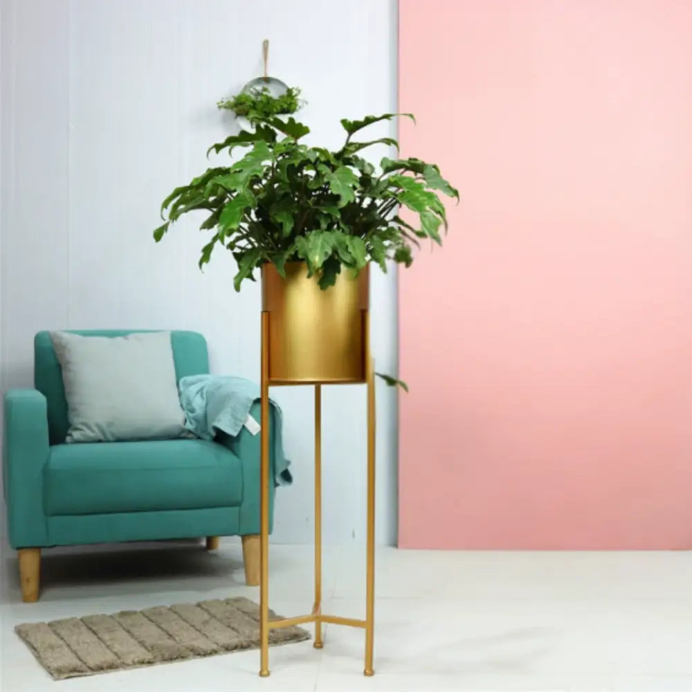 Pot de fleur doré sur pied