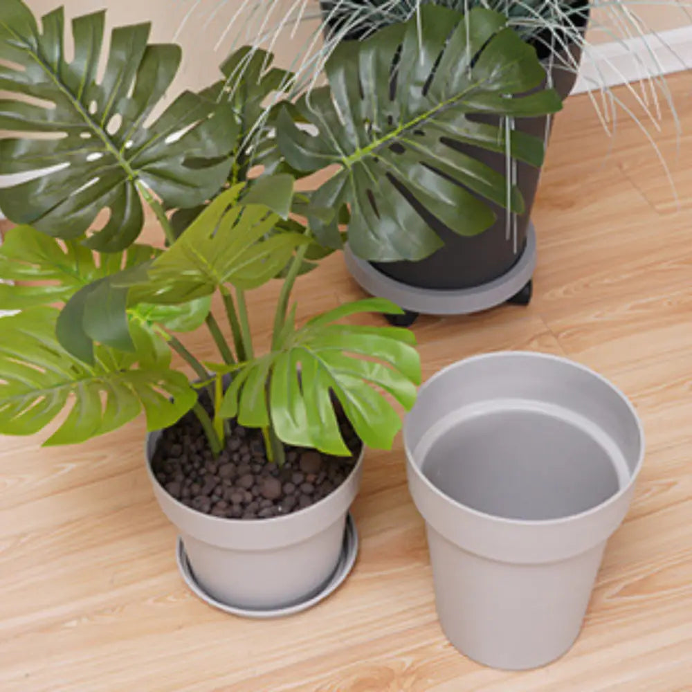 Pot de fleur en plastique gris