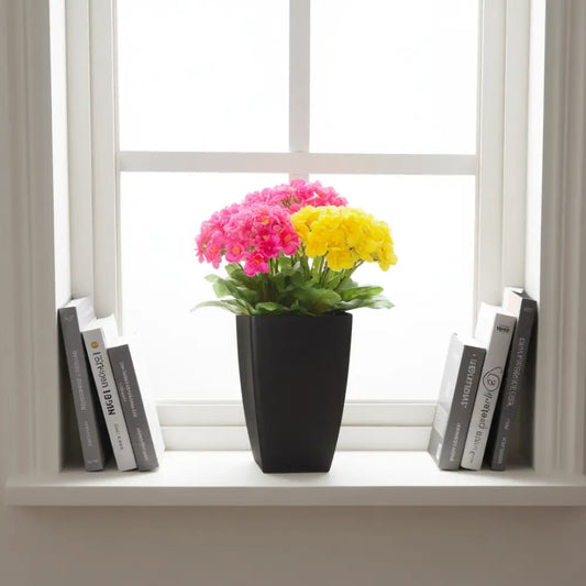 Pot de fleur en plastique noir