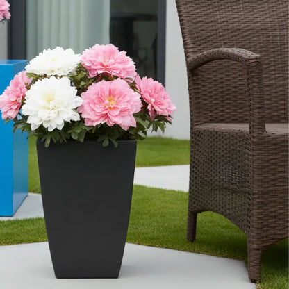 Pot de fleur en plastique noir