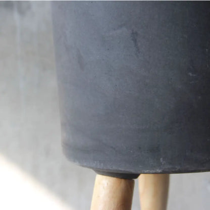 Pot de fleur noir sur pied