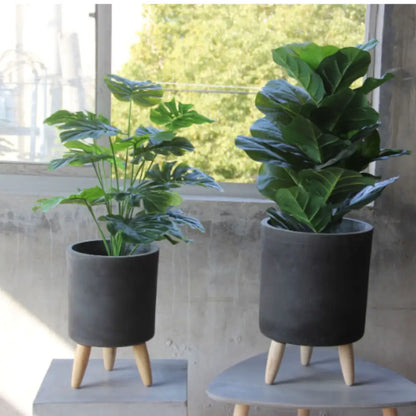 Pot de fleur noir sur pied