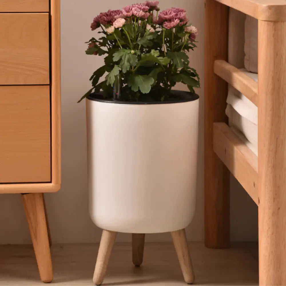 Pot de fleur sur pied blanc