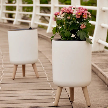 Pot de fleur sur pied blanc