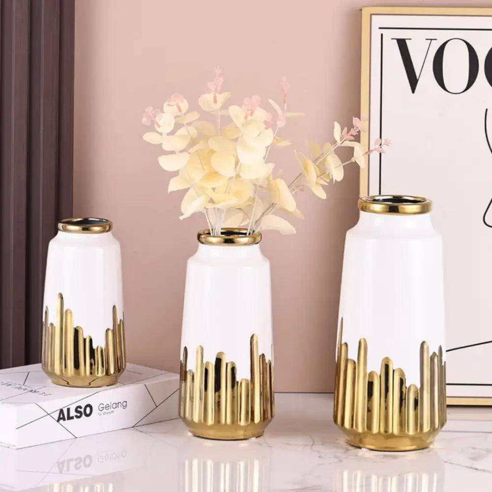 Vase blanc doré