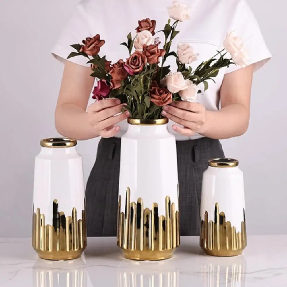 Vase blanc doré