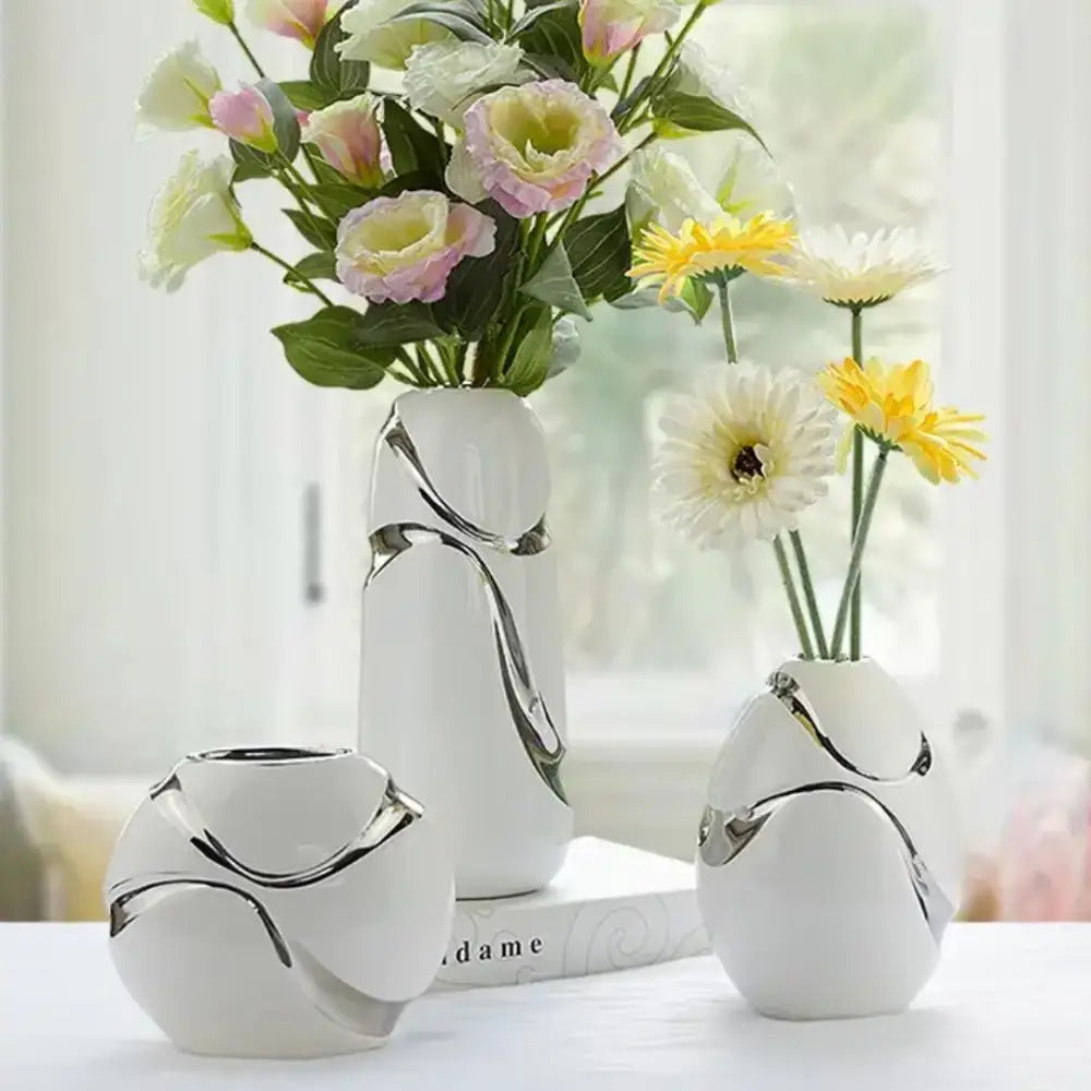 Vase blanc et argent