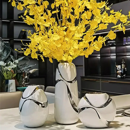 Vase blanc et argent