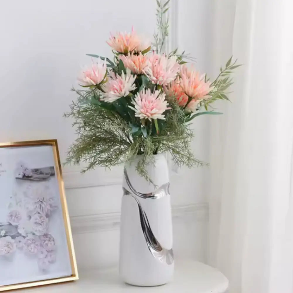 Vase blanc et argent