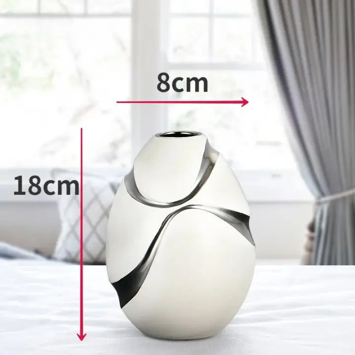 Vase blanc et argent