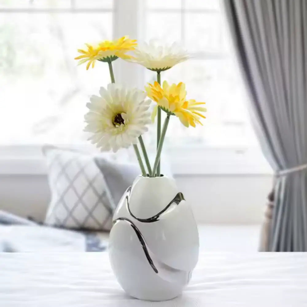 Vase blanc et argent