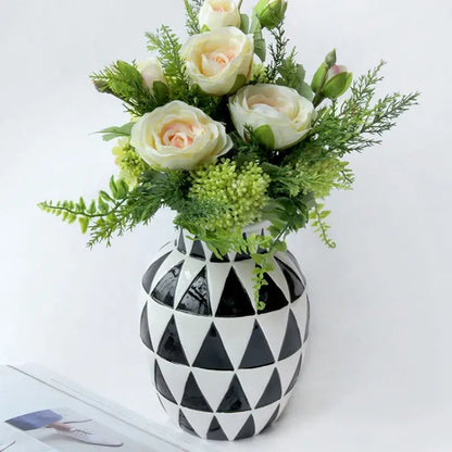 Vase noir et blanc