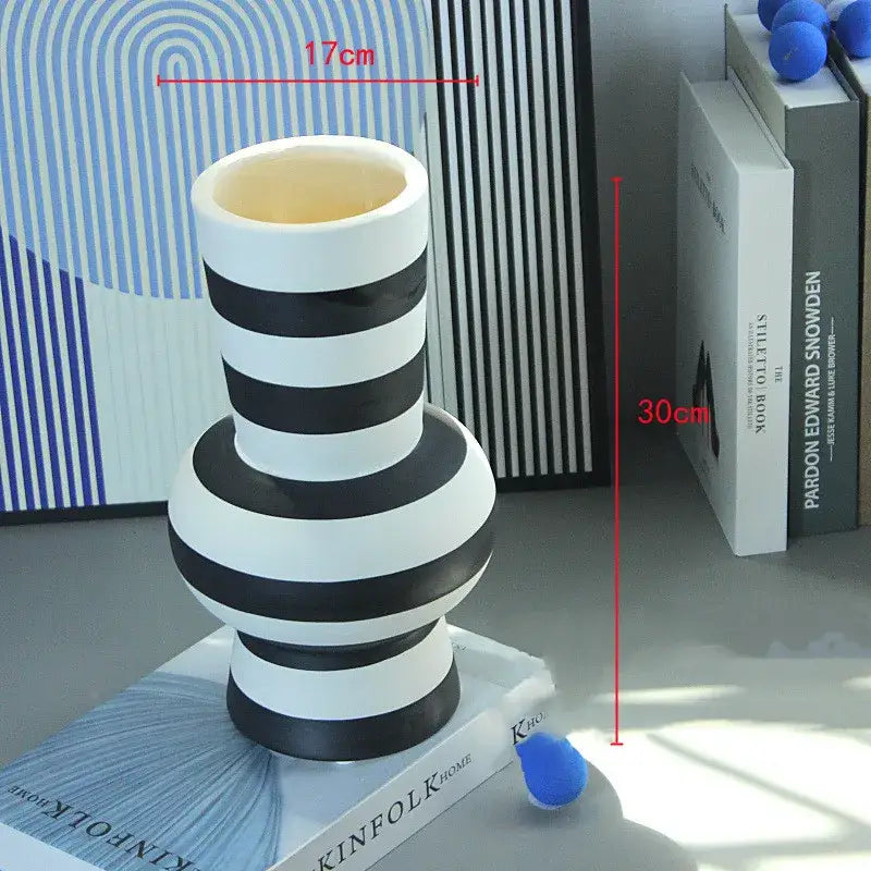 Vase rayé noir et blanc